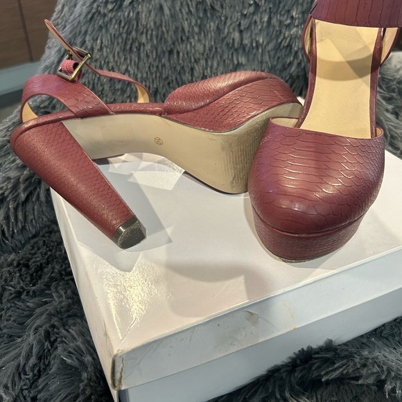 Burgundy heel size 10 has a leopard look new good condition still has box - Picture 3 of 4